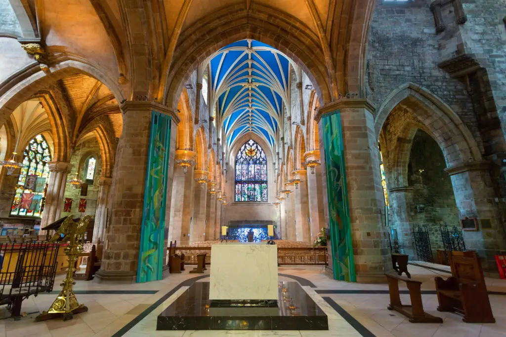 Interior of St Giles’ Cathedral with vaulted ceiling and stained glass windows in Edinburgh, Scotland